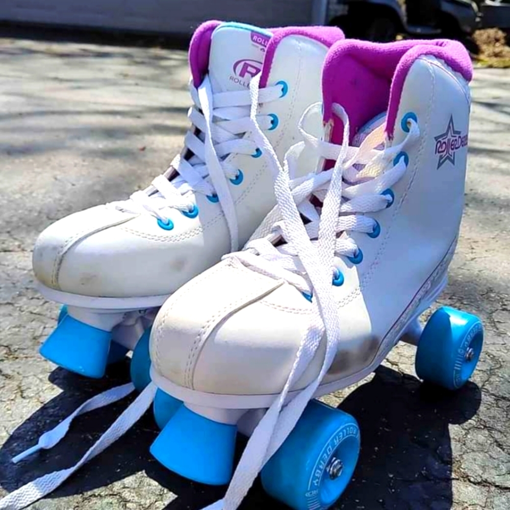 Roller Derby woman skates